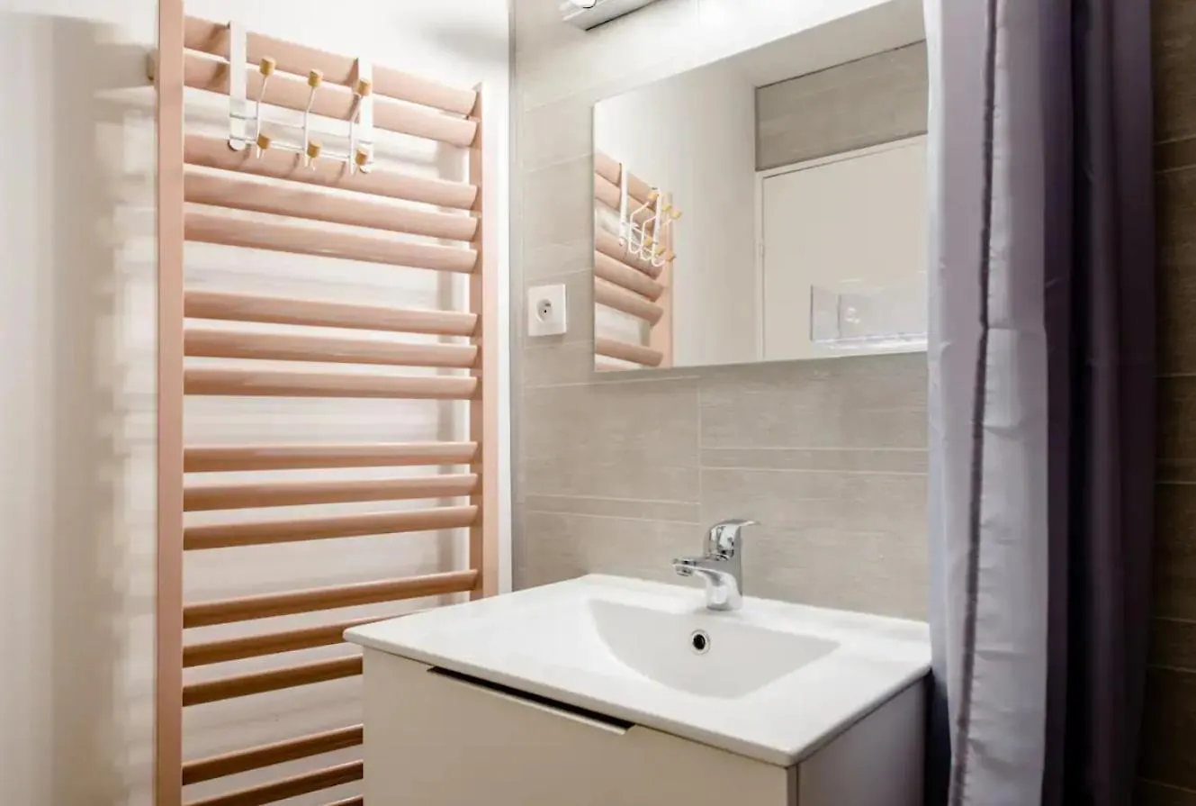 Chez Lora Chambre Sdb Wc Prive Frigo Netflix Clim Marseille Docks