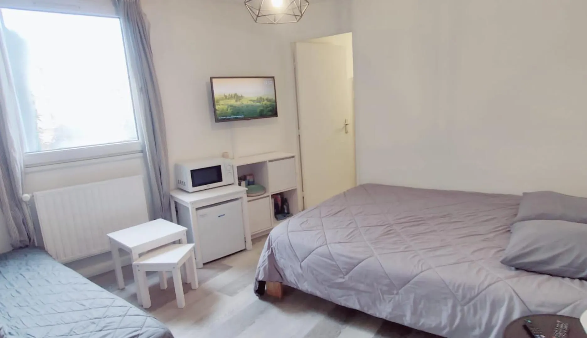 Kontakte von Chez Lora Chambre Sdb Wc Prive Frigo Netflix Clim Marseille Docks